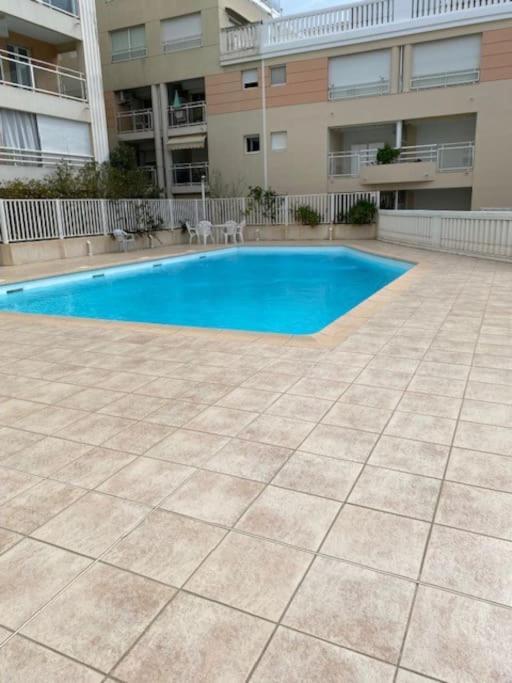 F2 Climatise A Golfe -Juan En Front De Mer Et Piscine 발로리스 외부 사진